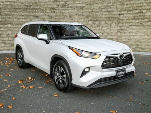 Certified 2023 Toyota Highlander XLE image 2