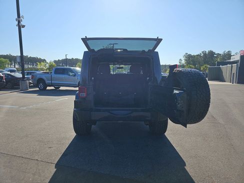 Used 2017 Jeep Wrangler Unlimited Sahara w/ Connectivity Group AWD/4WD image 14