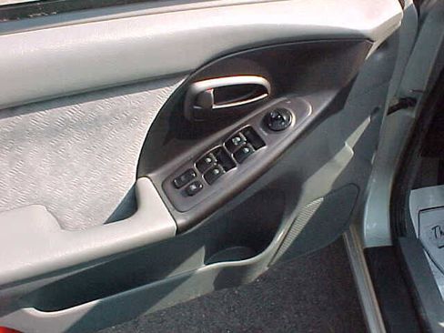 Used 2005 Hyundai Elantra GLS image 28