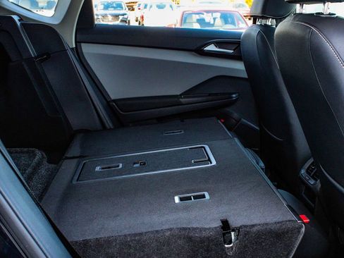 Used 2023 Volkswagen Taos SE w/ Panoramic Sunroof Package image 36