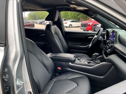 Used 2025 Toyota Highlander XSE AWD/4WD image 9