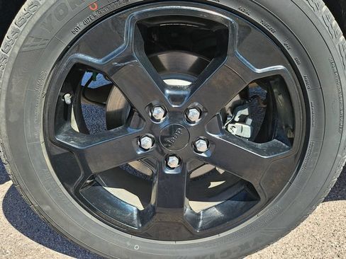 Used 2019 Jeep Grand Cherokee Laredo RWD image 17