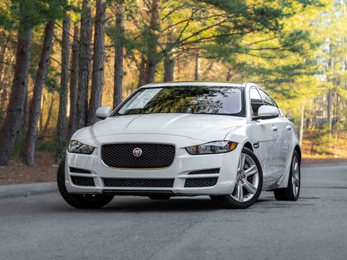 Used 2019 Jaguar XE Premium image 2