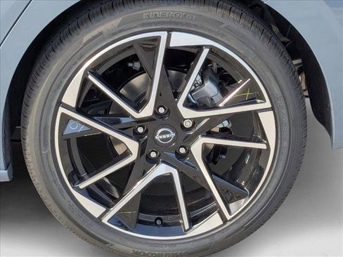 Certified 2025 Nissan Sentra SR FWD image 9