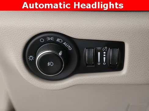 Used 2023 Chrysler Pacifica Touring-L image 20
