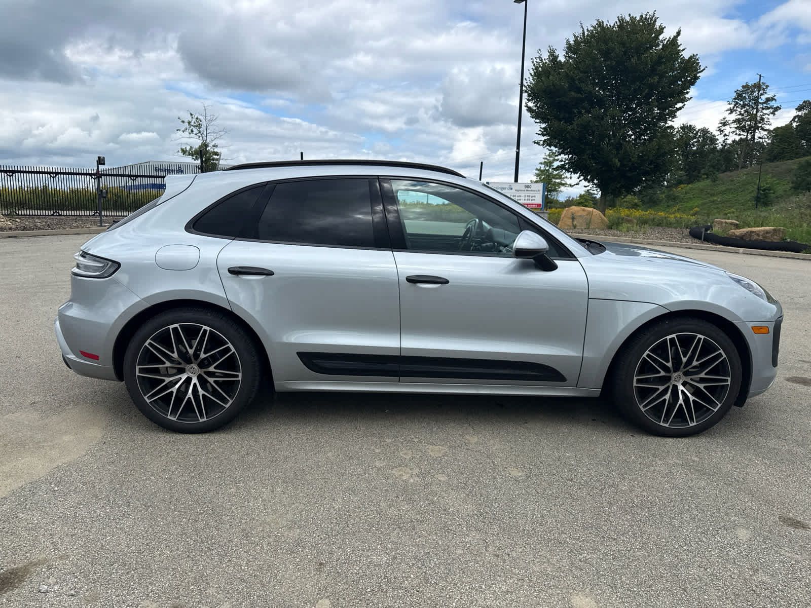 Used 2023 Porsche Macan AWD/4WD image 3