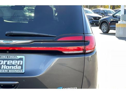 Used 2021 Chrysler Pacifica Touring w/ Uconnect Theater Family Group image 45