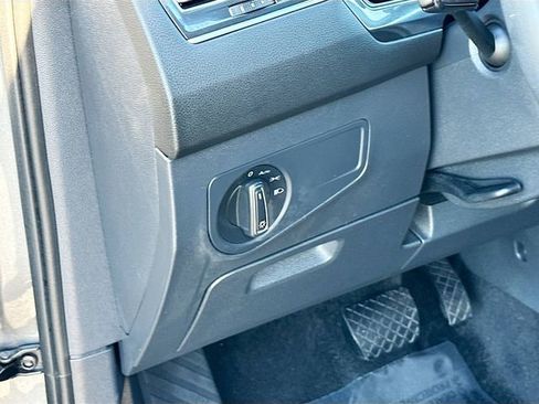 Used 2024 Volkswagen Tiguan SE image 10