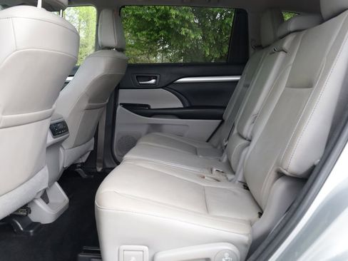 Used 2018 Toyota Highlander XLE image 15