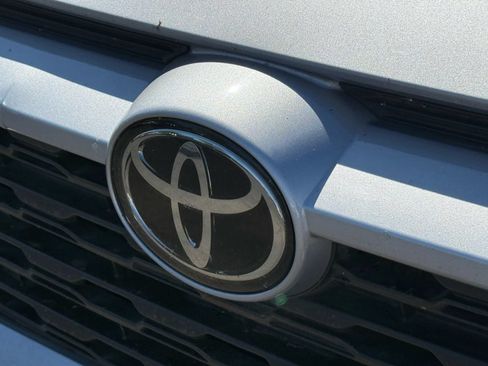 Used 2022 Toyota RAV4 XLE w/ XLE Grade Weather Package FWD image 8