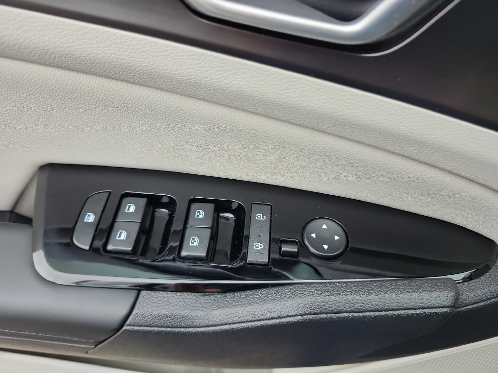 Used 2025 Kia Sportage EX FWD image 23