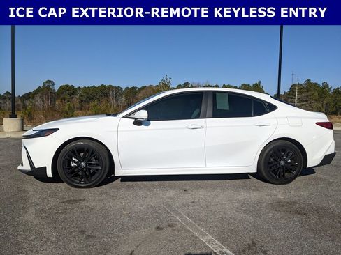 Used 2025 Toyota Camry SE image 7