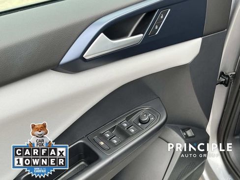 Used 2023 Volkswagen Taos SE w/ Panoramic Sunroof Package image 12