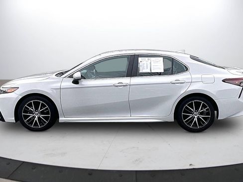 Used 2023 Toyota Camry SE image 6