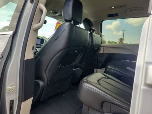 Used 2024 Chrysler Pacifica Touring-L FWD image 12
