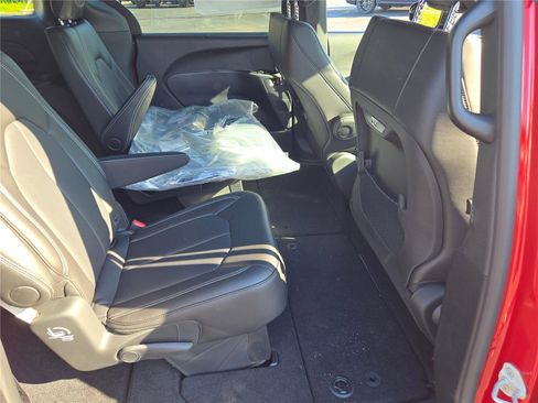 New 2026 Chrysler Pacifica Select image 9