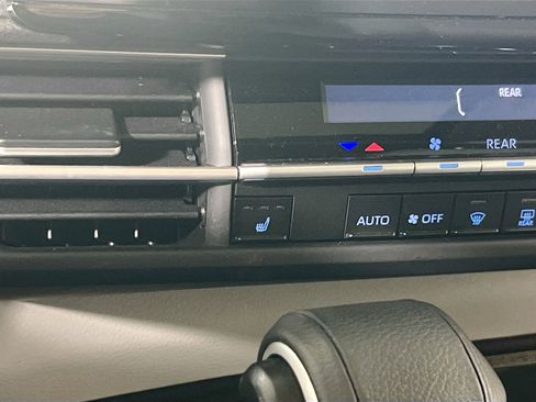 Used 2023 Toyota Sienna XLE image 20