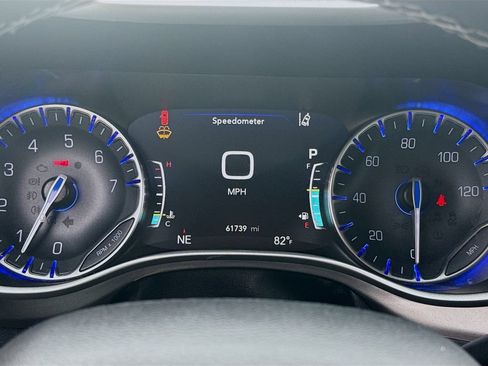 Used 2021 Chrysler Pacifica Touring-L w/ Premium & Safety Sphere Group FWD image 11
