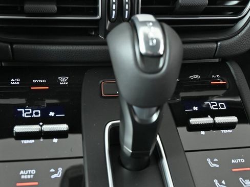 Certified 2025 Porsche Macan image 14