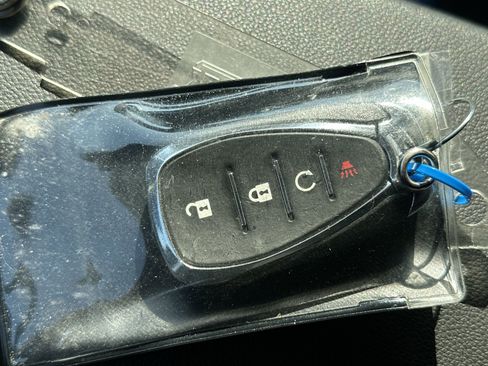 Used 2025 Chevrolet Trax RS w/ Sunroof Package FWD image 34