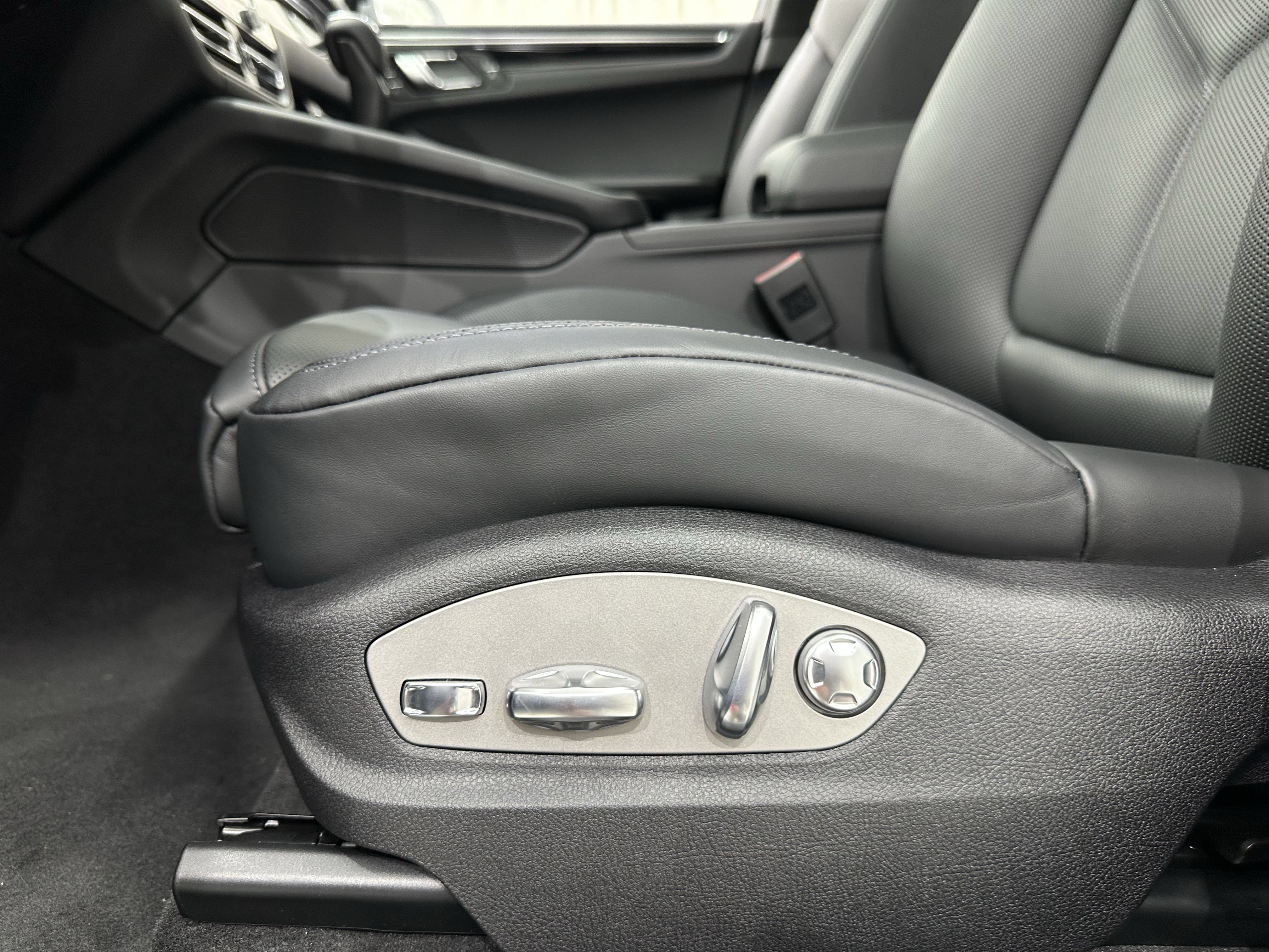 Used 2025 Porsche Macan AWD/4WD image 31