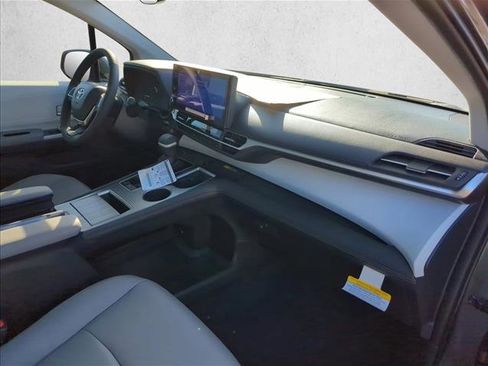 New 2025 Toyota Sienna XLE image 29
