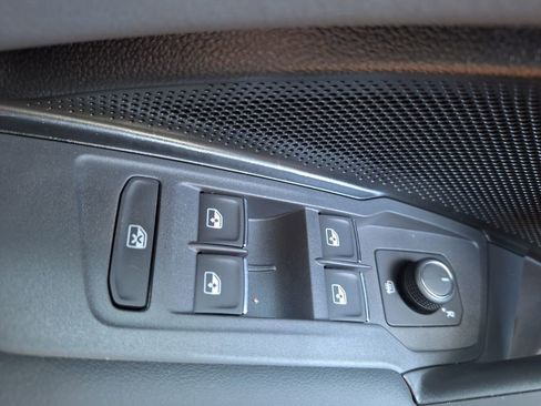 Used 2025 Volkswagen Tiguan SE FWD image 19