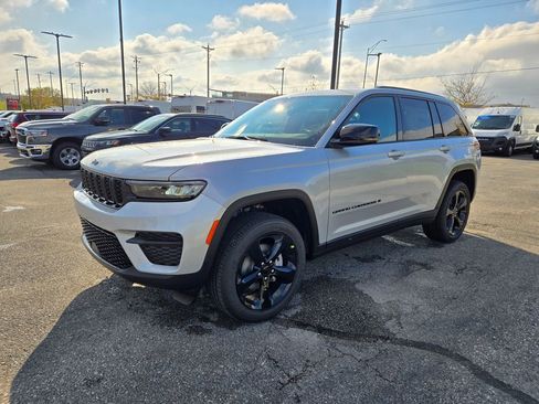 New 2025 Jeep Grand Cherokee Altitude image 8