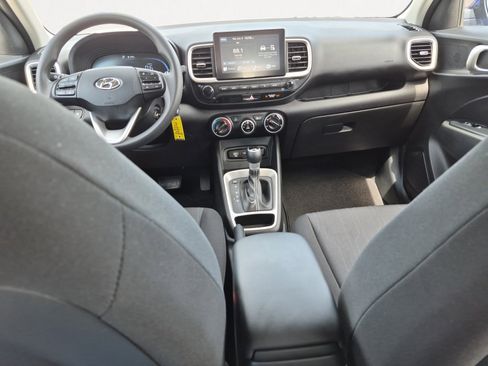 Used 2025 Hyundai Venue SE FWD image 3