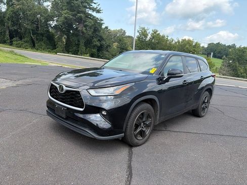 Used 2023 Toyota Highlander LE FWD image 4