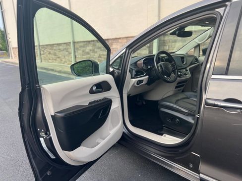 Used 2018 Chrysler Pacifica Touring-L w/ Advanced Safetytec Group image 7