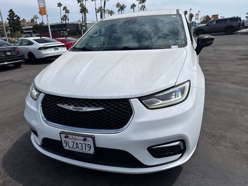 Used 2024 Chrysler Pacifica Limited FWD image 2