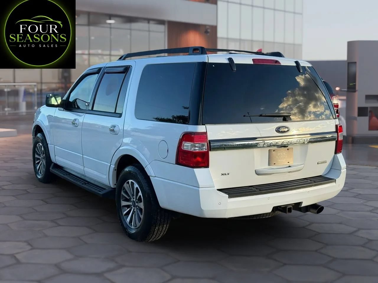 Used 2017 Ford Expedition XLT RWD image 2
