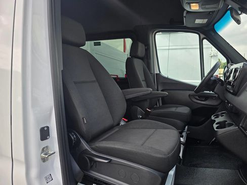 Used 2025 Mercedes-Benz Sprinter 2500 image 10