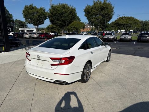 Used 2018 Honda Accord Touring image 6