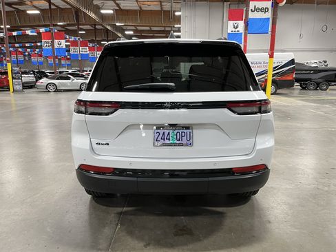 Certified 2025 Jeep Grand Cherokee Altitude image 4