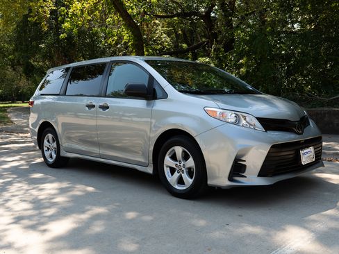 Used 2020 Toyota Sienna L image 2
