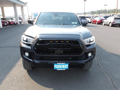 Used 2019 Toyota Tacoma TRD Off-Road AWD/4WD image 8