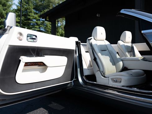 Used 2017 Rolls-Royce Dawn RWD image 5