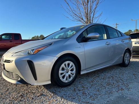 Used 2019 Toyota Prius L Eco image 2