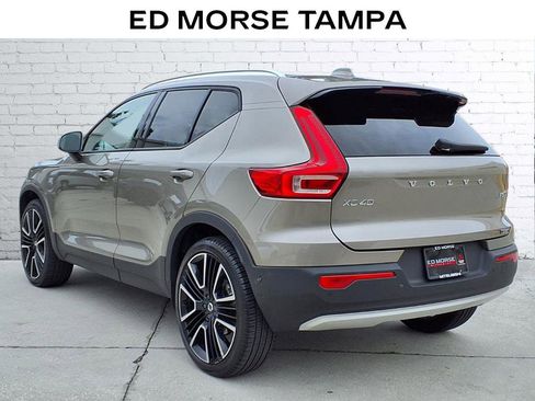 Used 2022 Volvo XC40 T5 Momentum w/ Premium Package image 3