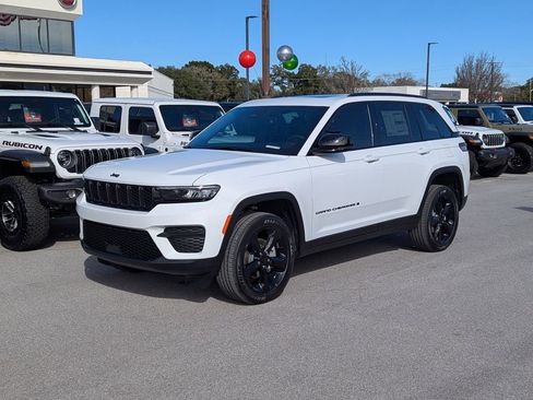 New 2025 Jeep Grand Cherokee Altitude RWD image 9