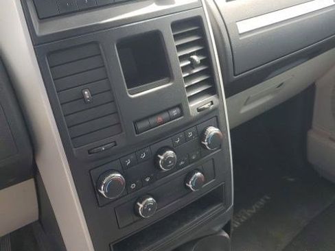 Used 2010 Dodge Grand Caravan SE image 9
