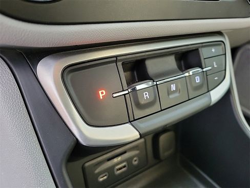 Used 2024 GMC Terrain SLT w/ Tech Package image 28