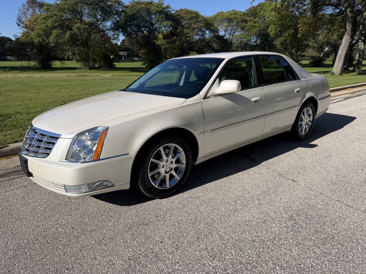 Used 2011 Cadillac DTS FWD image 1