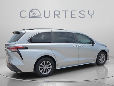 Certified 2021 Toyota Sienna XLE FWD image 5