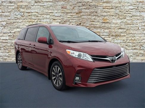 Used 2020 Toyota Sienna XLE image 1