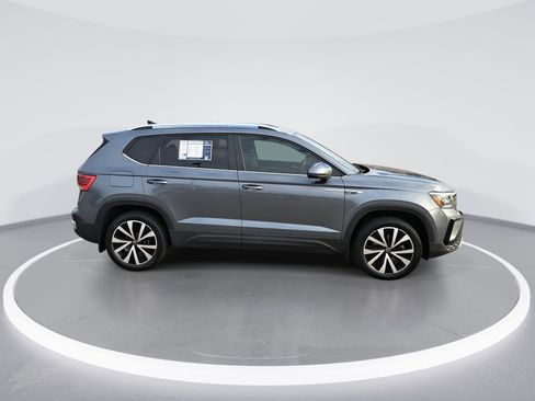 Certified 2023 Volkswagen Taos SE image 2
