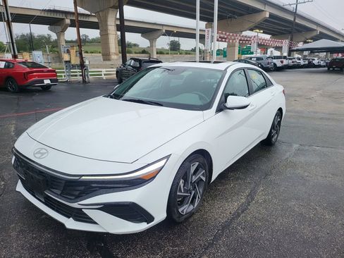 Used 2025 Hyundai Elantra SEL FWD image 1