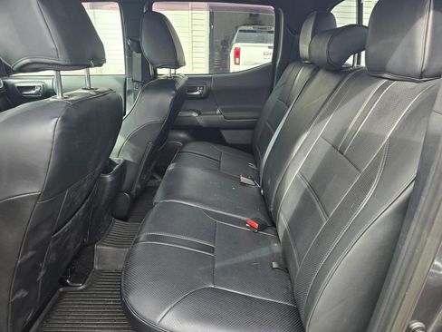 Used 2017 Toyota Tacoma TRD Off-Road w/ Tow Package image 16